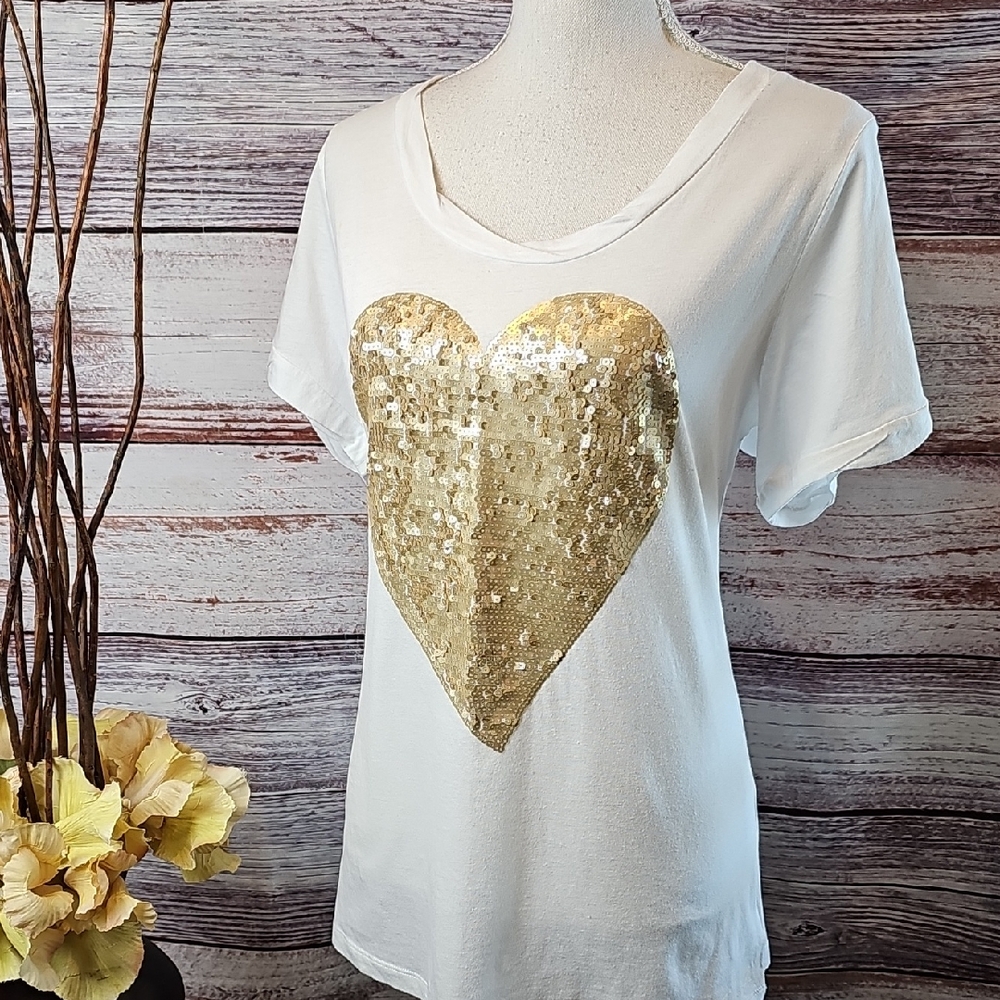 SEVEN7 WHITE SHORT SLEEVE GOLD SEQUIN HEART PULLOVER TEE